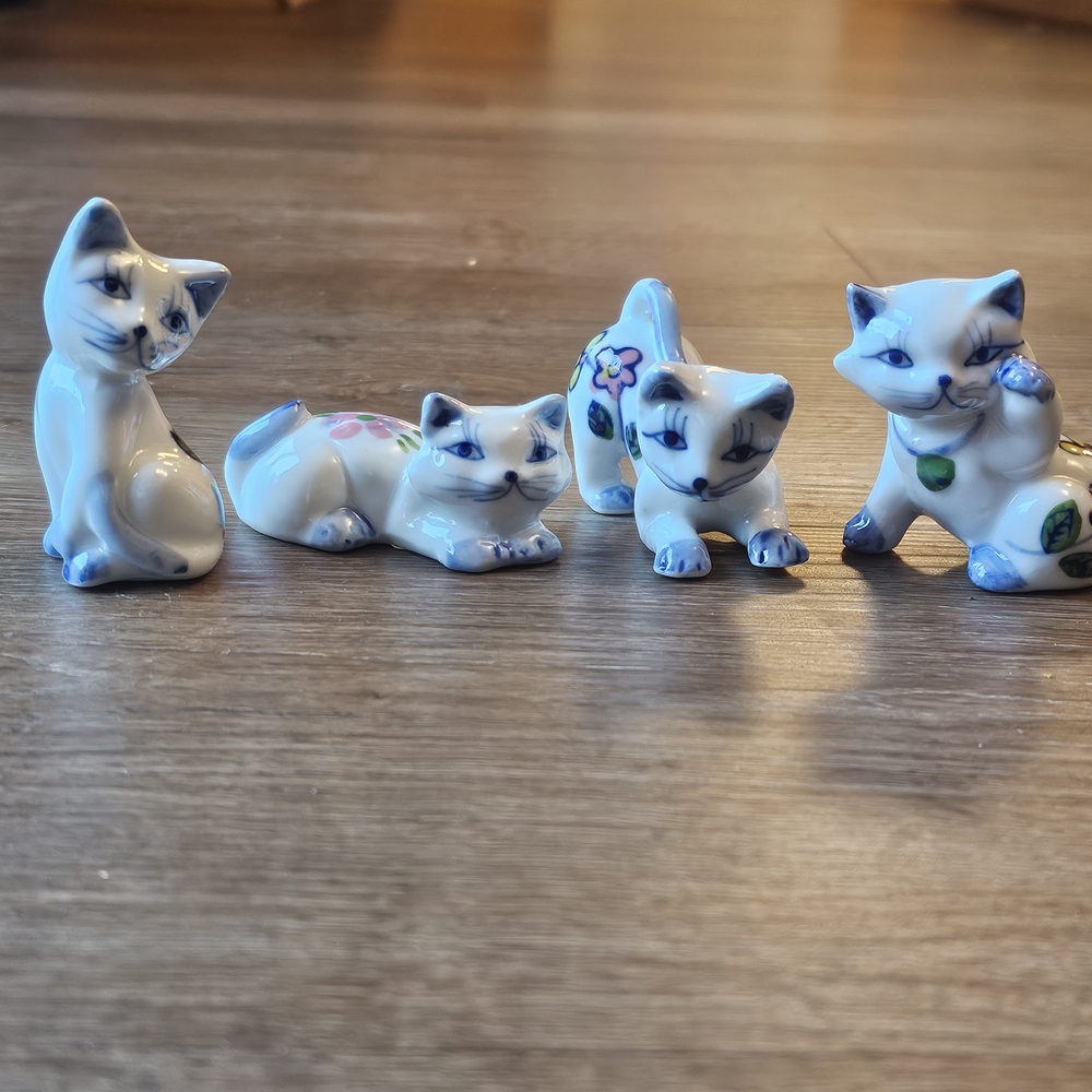 Set of 4 Vintage Porcelain Miniature Hand Painted Floral Cats Kittens Playing - Picture 3 of 15